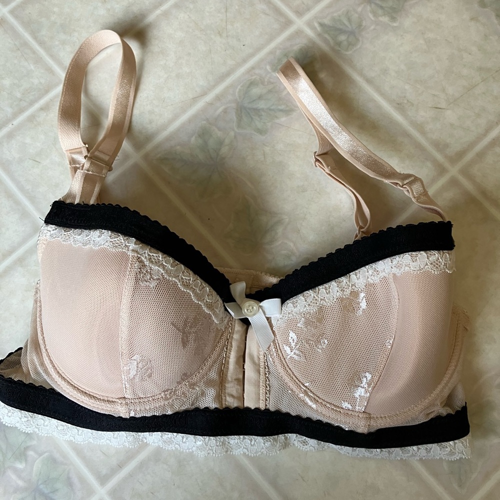 Very Sexy Victoria's Secret‎ Nude Lace Four Hook back Underwire